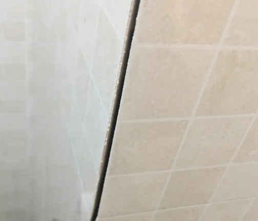 兴宁瓷砖空鼓维修公司分享阳台瓷砖脱落的修复过程可以分为以下几个步骤